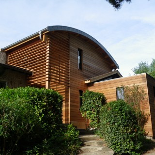 Très grande surélévation qui enjambe littéralement la maison initiale. Jeu de construction en ossature bois, importance du calcul et du détail. Au-delà du défi une image de la maison modifiée et unifiée. 
Saint Cyr au Mont d’Or (69)