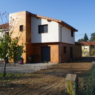 On s’accole mais on distingue d’une maison initiale sans atout pour donner une expression architecturale à l’ensemble.
Chaponost (69)